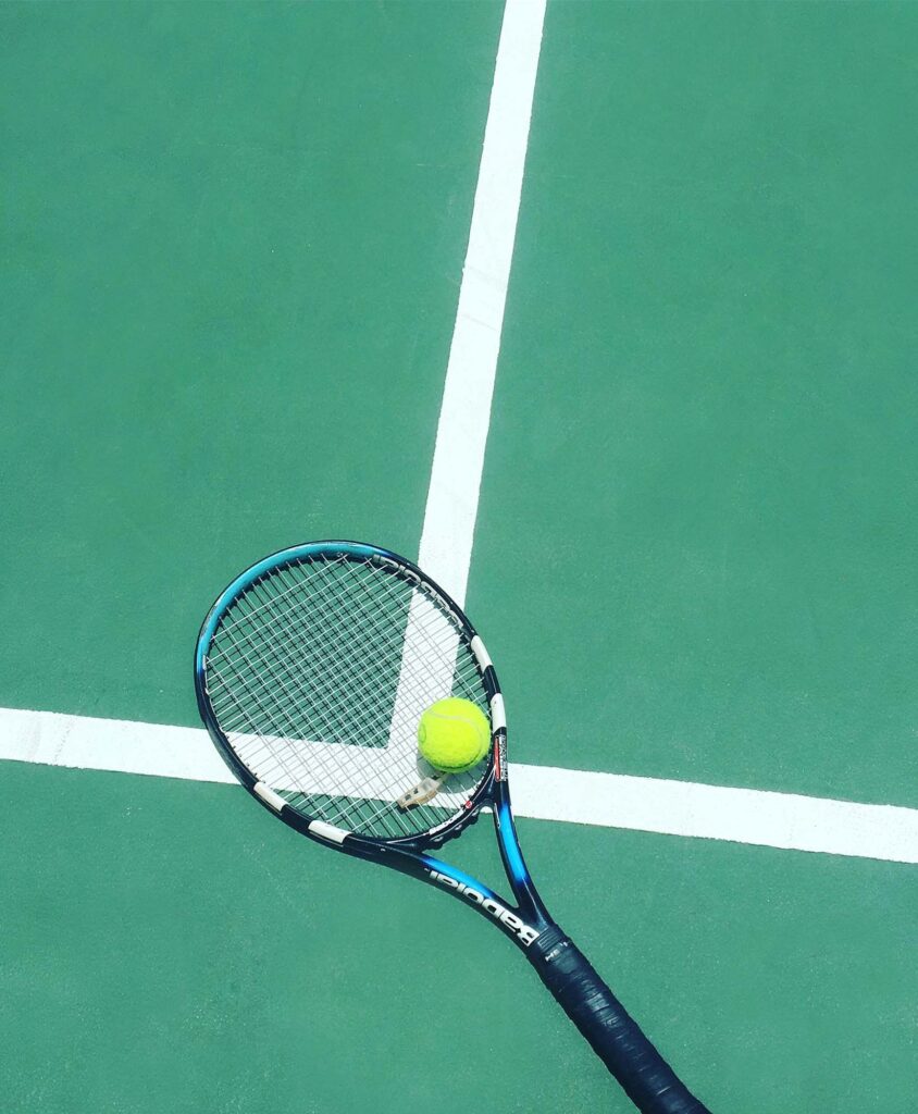 Tennisboll och racket